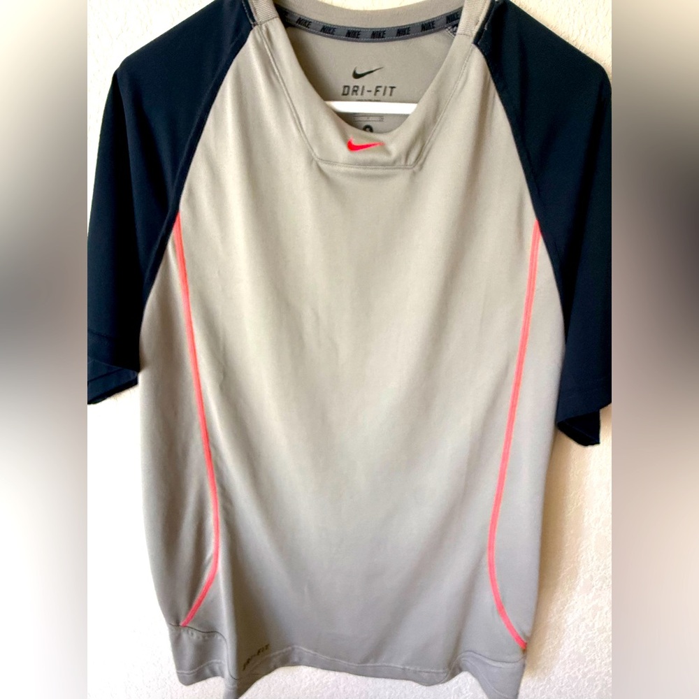 New Without Tag Nike Gray and Black Short Sleeve Tee